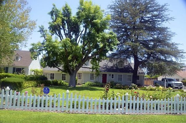 Van Nuys Homes 90 1