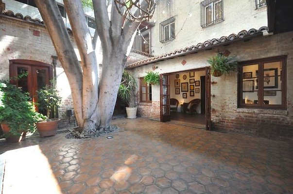 3847 courtyard2