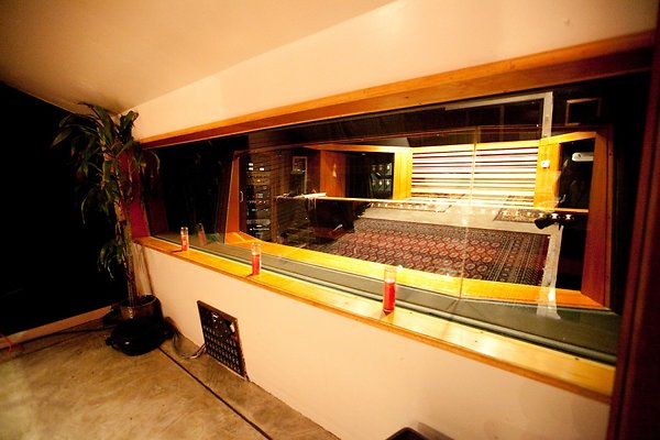 8967-900x590