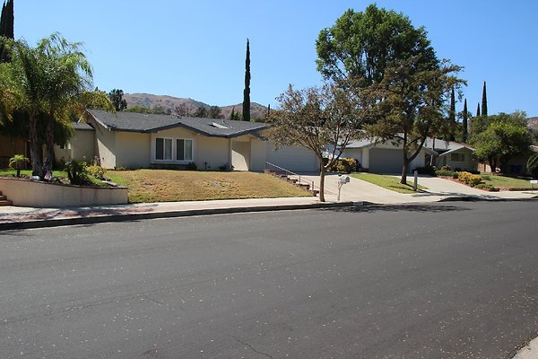 25.Neighborhood.Goya-Titian.GranadaHills