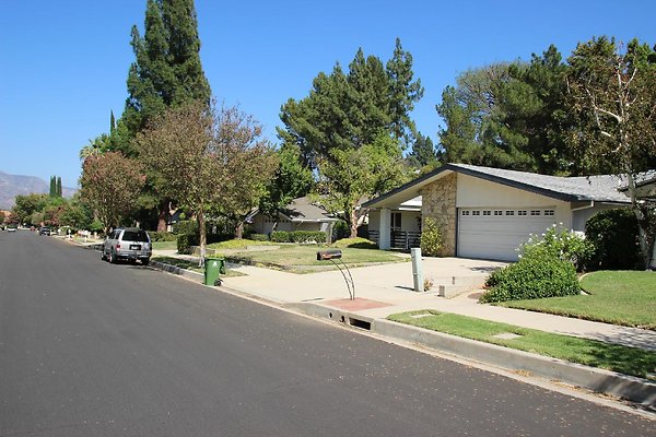 09.Neighborhood.Goya-Titian.GranadaHills