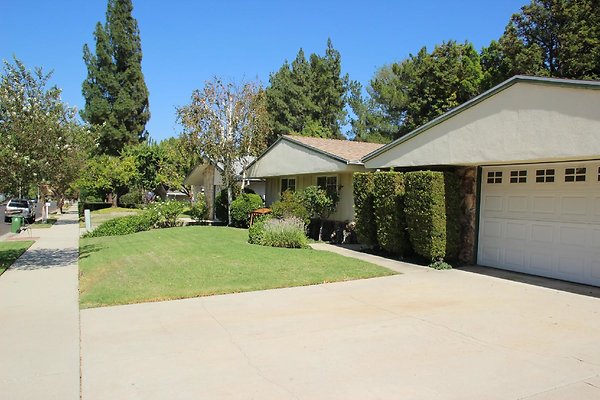 37.Neighborhood.Goya-Titian.GranadaHills