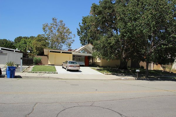 12.Neighborhood.EICHLER.Lisette.GranadaHills