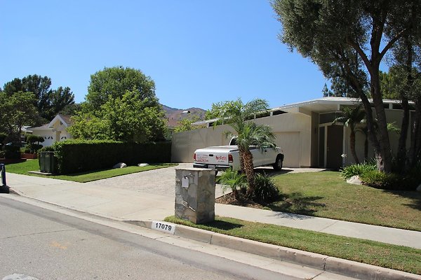 84.Neighborhood.EICHLER.Lisette.GranadaHills