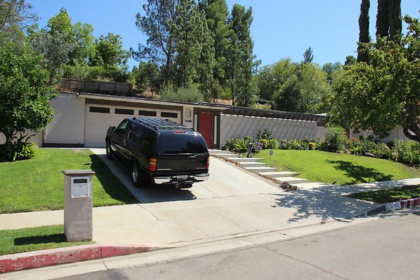 90.Neighborhood.EICHLER.Lisette.GranadaHills