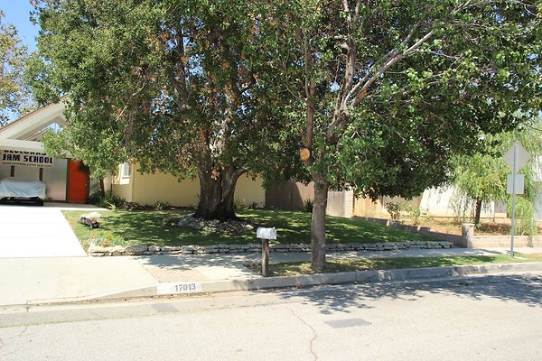 17.Neighborhood.EICHLER.Lisette.GranadaHills