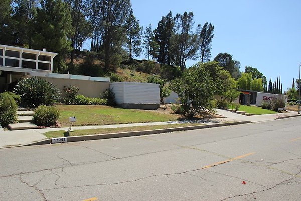 42.Neighborhood.EICHLER.Lisette.GranadaHills