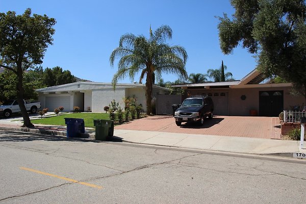 65.Neighborhood.EICHLER.Lisette.GranadaHills