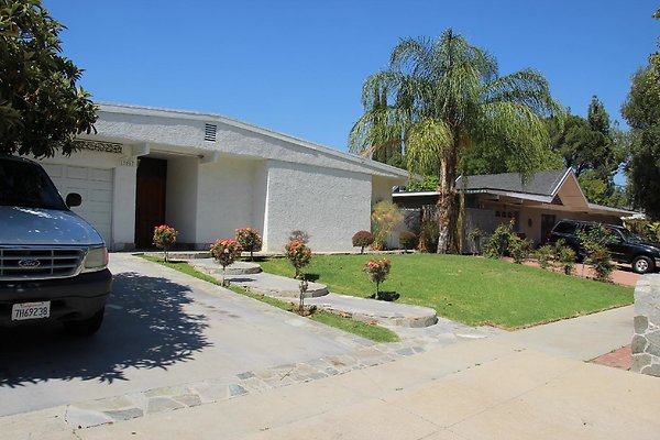 70.Neighborhood.EICHLER.Lisette.GranadaHills