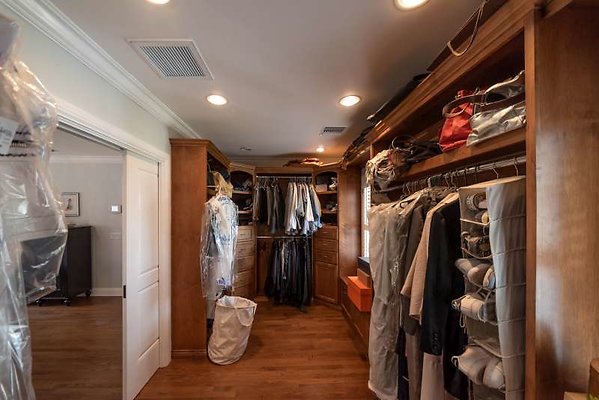 11429 closet2