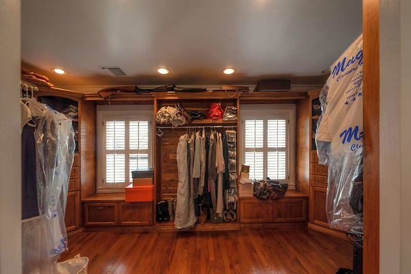 11429 closet