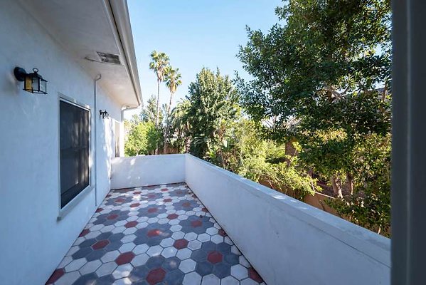 12015 balcony4