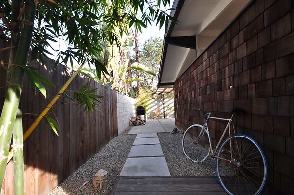 4618 alley