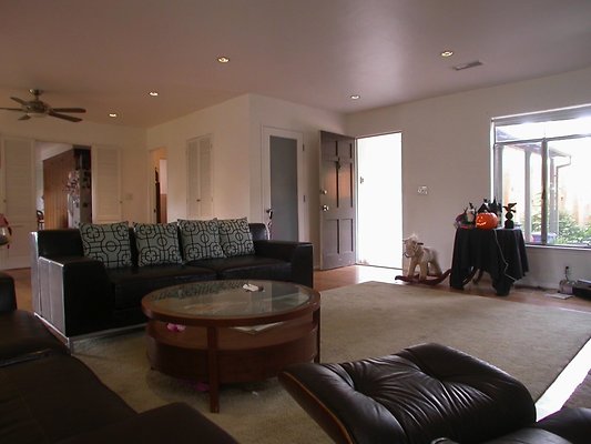 8065 living3
