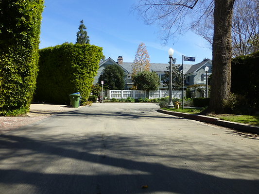 Arcola Ave at Woodbridge St - Toluca Lake