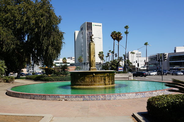Fountain.SM.At.Wilshire.BH24