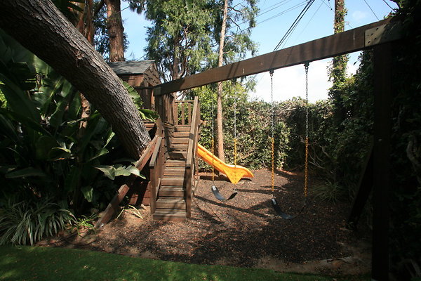 Backyard Tree House 0083 1