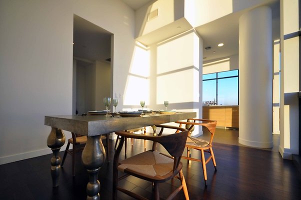 10-Modern-Loft-Penthouse-Dining-Room-1024x680