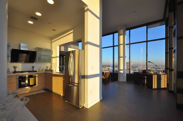 8-Modern-Loft-Penthouse-Kitchen-Livingroom-1024x680-1