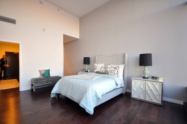 13-Modern-Loft-Penthouse-Bedroom-1024x680