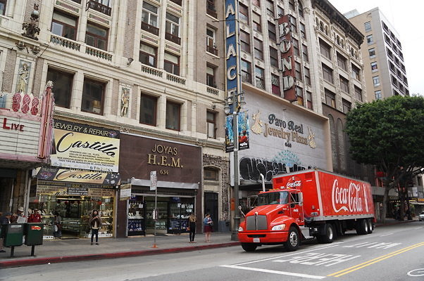 Palace.Theater.Front.03