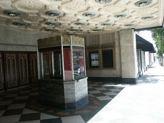 Warner.Grand.Theater.54