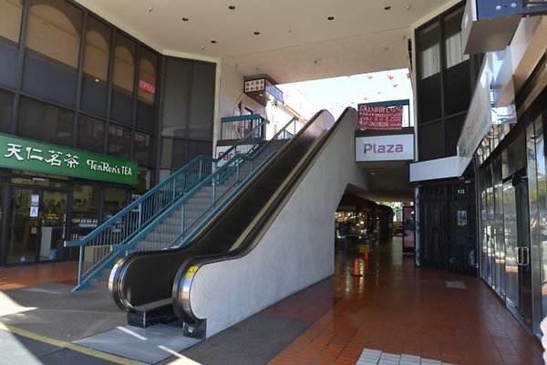 ESCALATOR-Ocean Chinatown&lt;br&gt;Rush Hour or&lt;br&gt;Business Hour Restrictions