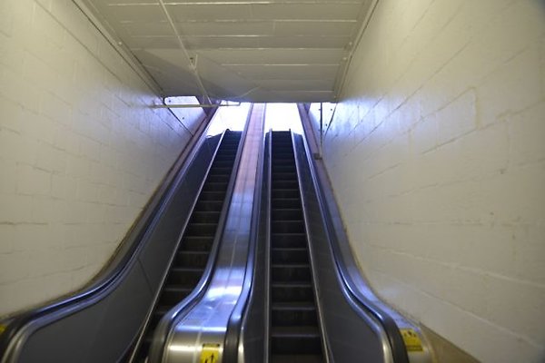 ESCALATOR-Pershing Square&lt;br&gt;Rush Hour or&lt;br&gt;Business Hour Restrictions