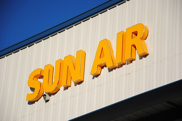 Sun Air.Hangar.Tarmac.VanNuys