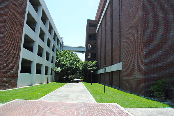Alhambra Business Campus.Walkway Between B7Park.A9 East