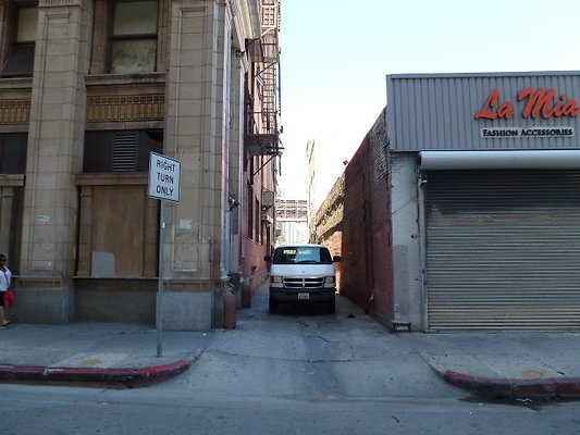 MIkes.Alley.11th.Bway.DTLA01
