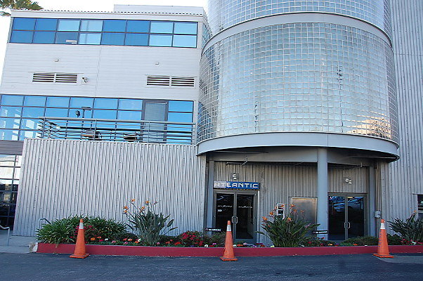 Atlantic Aviation.Hangar.SM.Parking Lot