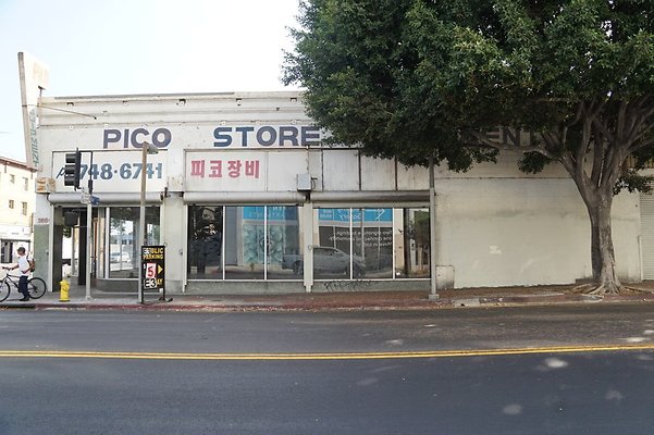 Empty.Store.200.W.Pico.05