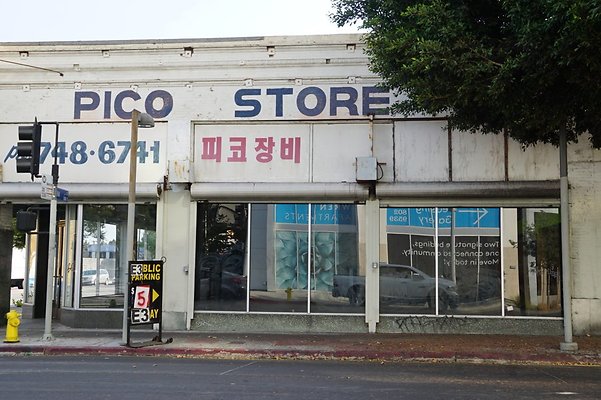 Empty.Store.200.W.Pico.02