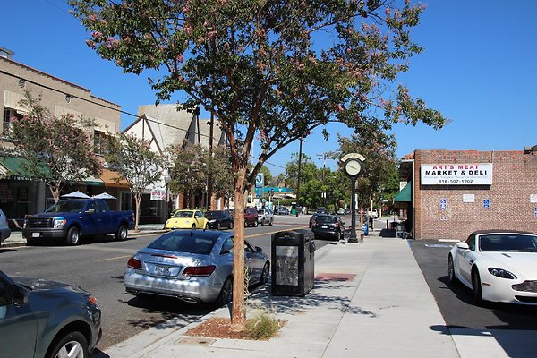 32.Kenneth.Village.Glendale