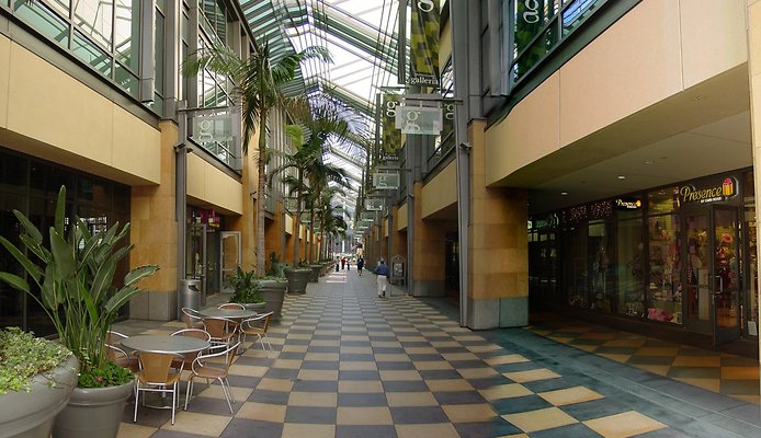ShermanOaksGalleria 2005-04-09 STST 002