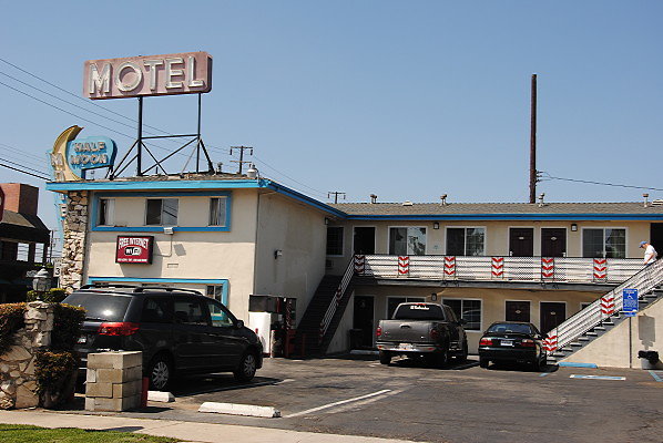 Half Moon Motel.2.CC