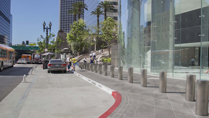 US-Bank-Tower-Plaza-Exterior-09-1
