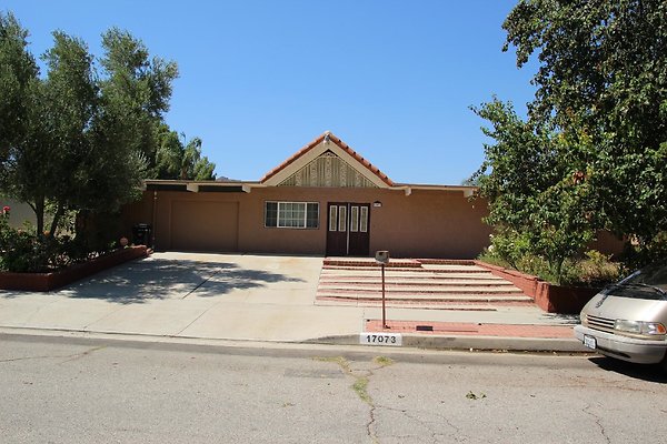 03.Neighborhood.EICHLER.Lisette.GranadaHills