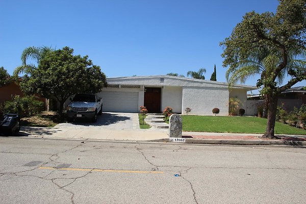 58.Neighborhood.EICHLER.Lisette.GranadaHills