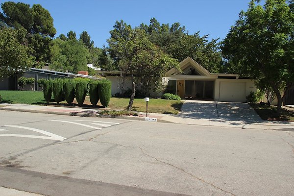 172.Neighborhood.EICHLER.Lisette.GranadaHills