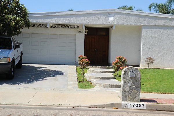 57.Neighborhood.EICHLER.Lisette.GranadaHills