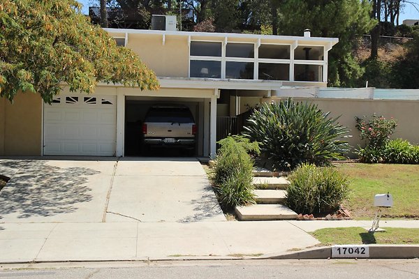 40.Neighborhood.EICHLER.Lisette.GranadaHills