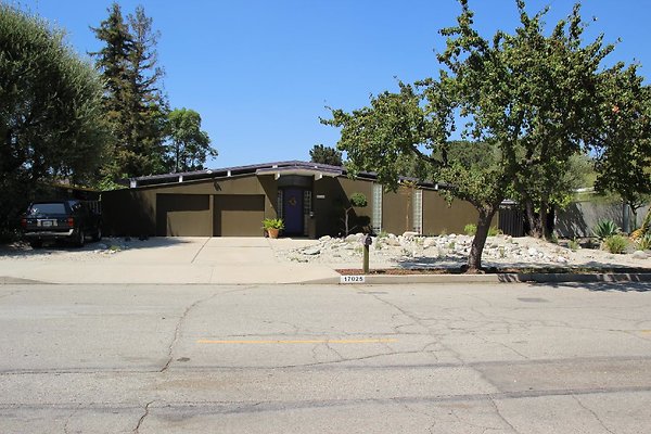 10.Neighborhood.EICHLER.Lisette.GranadaHills