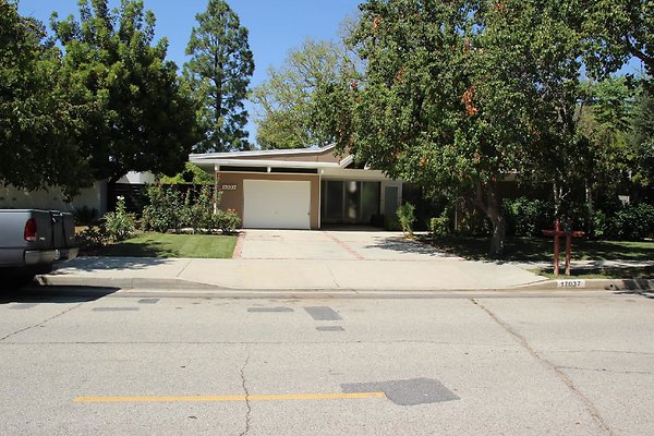 45.Neighborhood.EICHLER.Lisette.GranadaHills