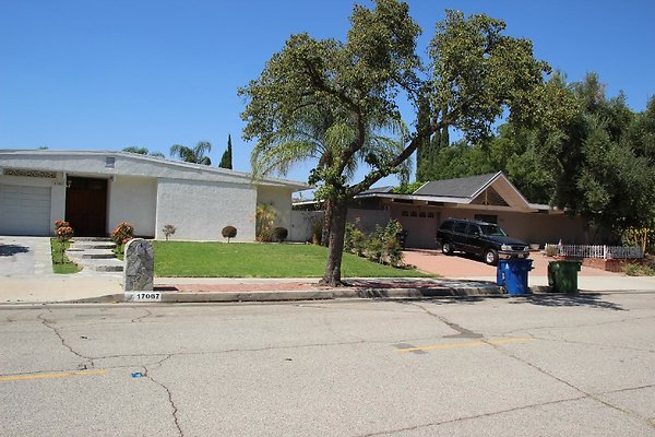 59.Neighborhood.EICHLER.Lisette.GranadaHills