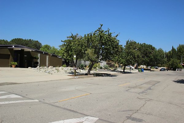 08.Neighborhood.EICHLER.Lisette.GranadaHills