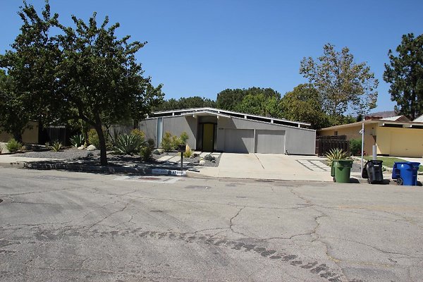02.Neighborhood.EICHLER.Lisette.GranadaHills