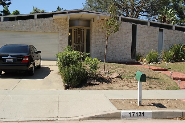 137.Neighborhood.EICHLER.Lisette.GranadaHills