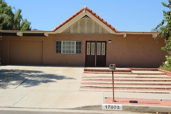 56.Neighborhood.EICHLER.Lisette.GranadaHills